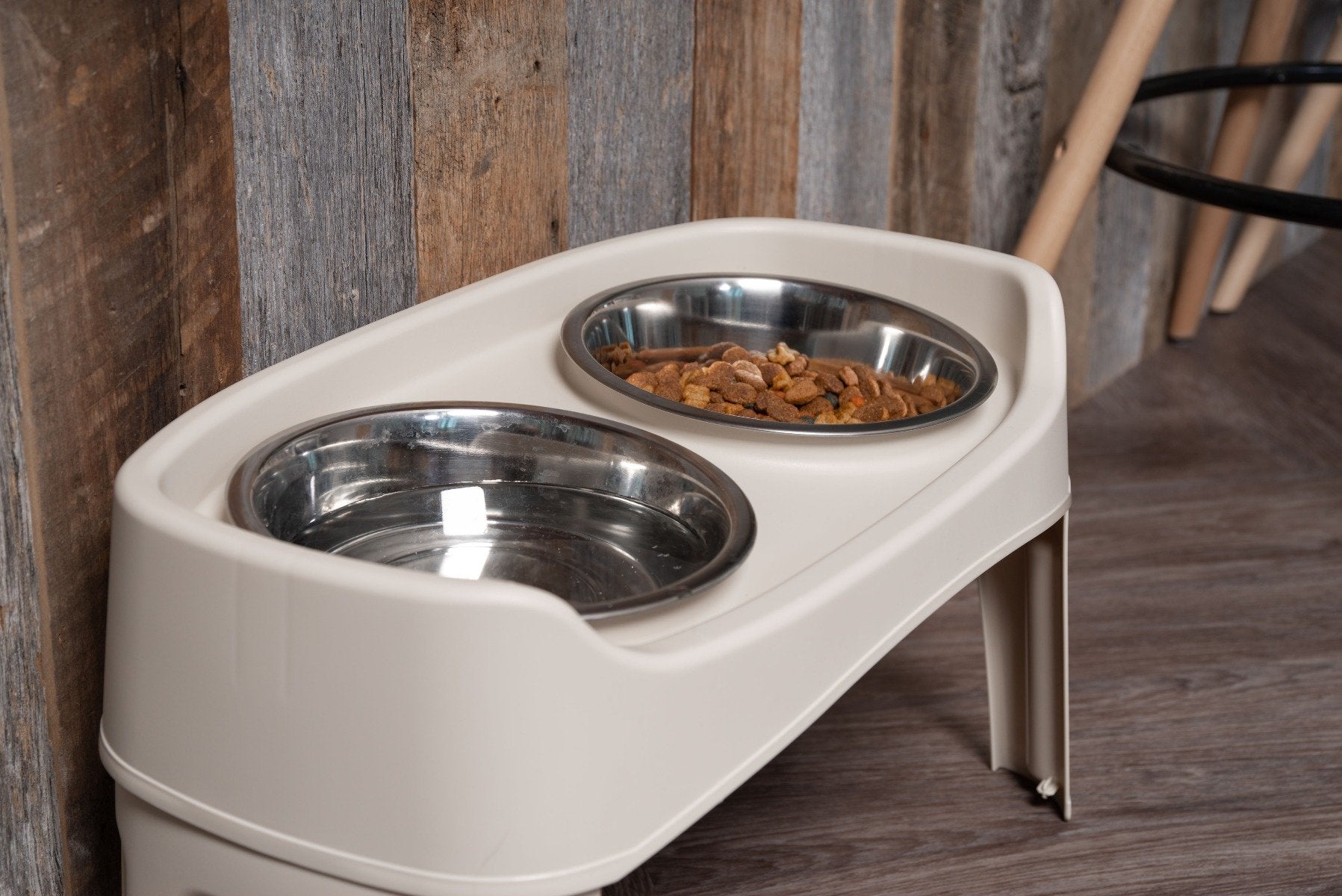 Iris elevated feeder outlet